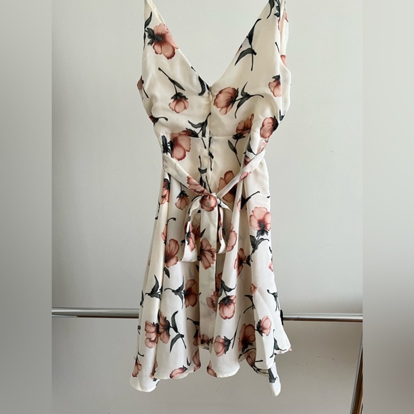 e.ssue Flowy Cream Pink Floral Print Strap Dress with Front-Tying Waist - Picture 4 of 6